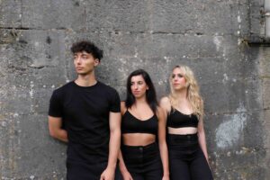 Photo des trois danseurs du spectacle.