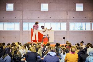 Le comédien danse, la danseuse le regarde.