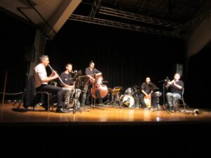 Vus de gauche des cinq musiciens sur scène.