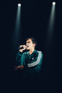 Photo du comédien en train de chanter.