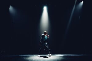 Le comédien danse sur scène.