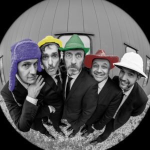 Les cinq chanteurs portent des chapeaux colorés et décalés.