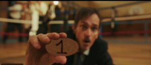 Le chanteur montre un jeton avec le numéro 1.